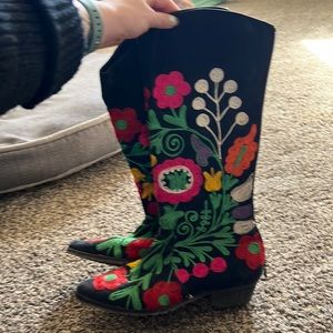 Beautiful cloth boots customized in turkey embroidered with flowers